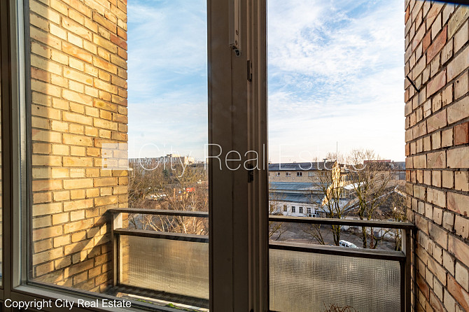 Фасадный дом, благоустроенный озеленённый двор, место для машины, вход с улицы и Рига - изображение 10