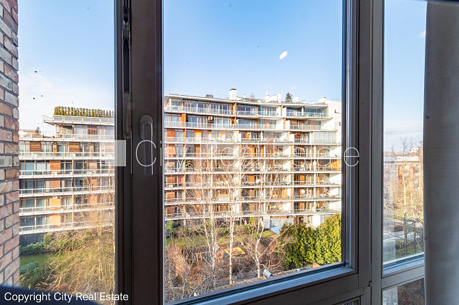 Фасадный дом, благоустроенный озеленённый двор, место для машины, вход с улицы и Рига - изображение 2