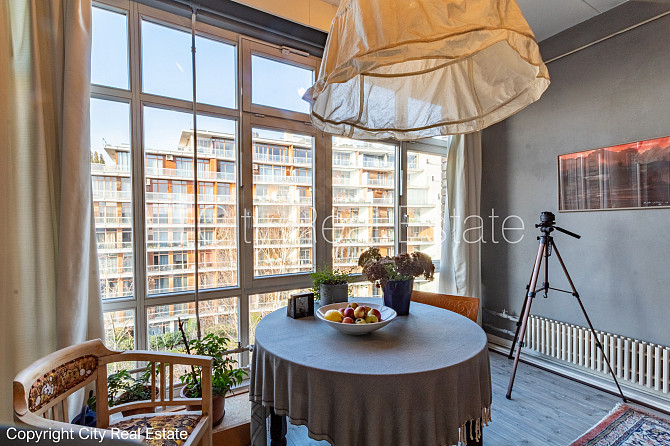 Фасадный дом, благоустроенный озеленённый двор, место для машины, вход с улицы и Рига - изображение 1