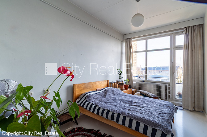 Фасадный дом, благоустроенный озеленённый двор, место для машины, вход с улицы и Рига - изображение 9