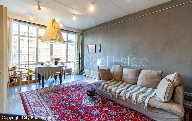 Фасадный дом, благоустроенный озеленённый двор, место для машины, вход с улицы и Рига - изображение 3