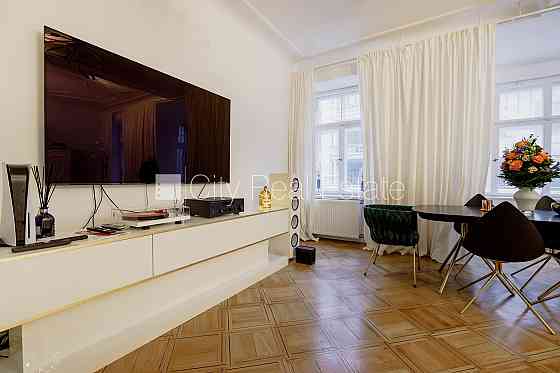 Фасадный дом, реновированный дом, закрытый двор, охраняемая автостоянка, вход с Рига