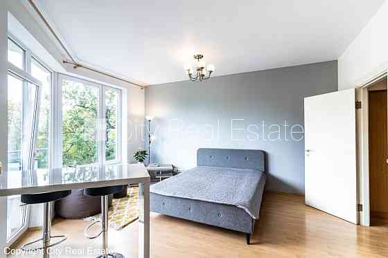 Фасадный дом, реновированный дом, вход с улицы, окна выходят в обе стороны дома, Рига