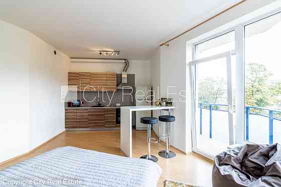 Фасадный дом, реновированный дом, вход с улицы, окна выходят в обе стороны дома, Рига