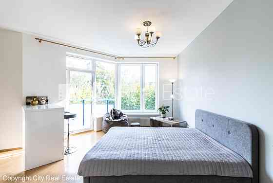 Фасадный дом, реновированный дом, вход с улицы, окна выходят в обе стороны дома, Рига