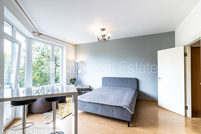 Фасадный дом, реновированный дом, вход с улицы, окна выходят в обе стороны дома, Рига - изображение 5