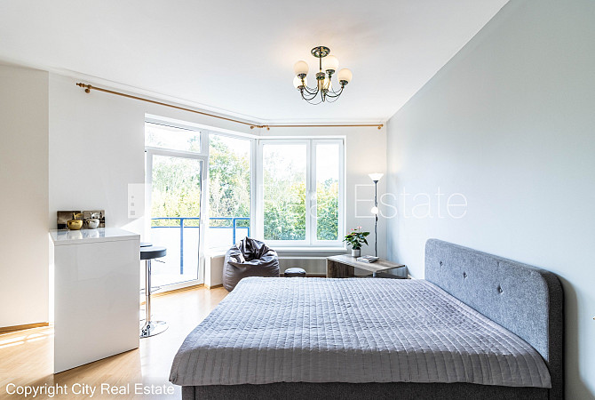 Фасадный дом, реновированный дом, вход с улицы, окна выходят в обе стороны дома, Рига - изображение 3