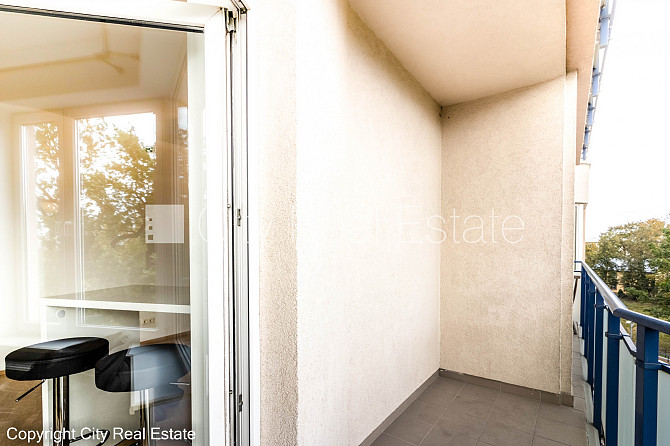 Фасадный дом, реновированный дом, вход с улицы, окна выходят в обе стороны дома, Рига - изображение 14