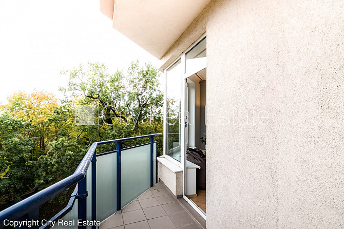 Фасадный дом, реновированный дом, вход с улицы, окна выходят в обе стороны дома, Рига - изображение 13