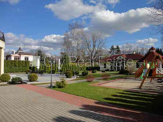 Благоустроенный озеленённый двор, подъездная дорога покрыта брущаткoй, гараж на Jūrmala