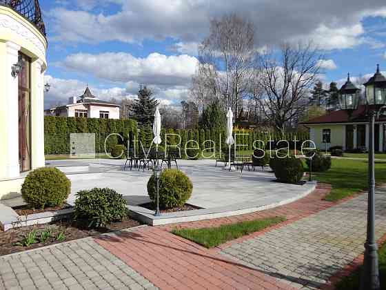 Благоустроенный озеленённый двор, подъездная дорога покрыта брущаткoй, гараж на Jūrmala