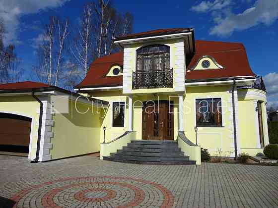 Благоустроенный озеленённый двор, подъездная дорога покрыта брущаткoй, гараж на Jūrmala