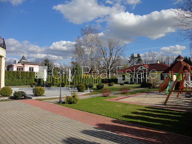 Labiekārtots apzaļumots pagalms, bruģēts piebraucamais ceļš, garāža divām automašīnām, Jūrmala - foto 4