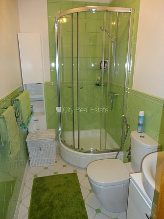 Labiekārtots apzaļumots pagalms, bruģēts piebraucamais ceļš, garāža divām automašīnām, Jūrmala - foto 17