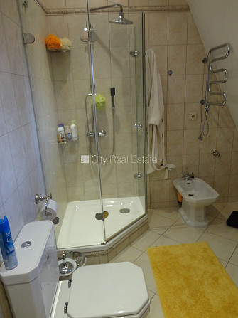 Labiekārtots apzaļumots pagalms, bruģēts piebraucamais ceļš, garāža divām automašīnām, Jūrmala - foto 16