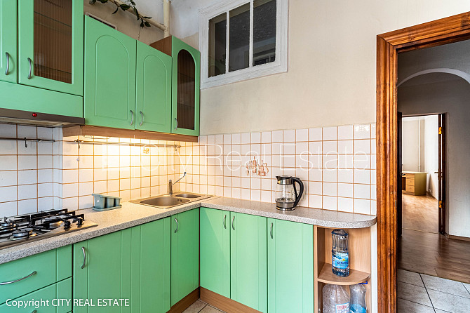 Renovēta māja, ieeja no pagalma, beletāža, kāpņu telpa pēc kosmētiskā remonta, logi Rīga - foto 13