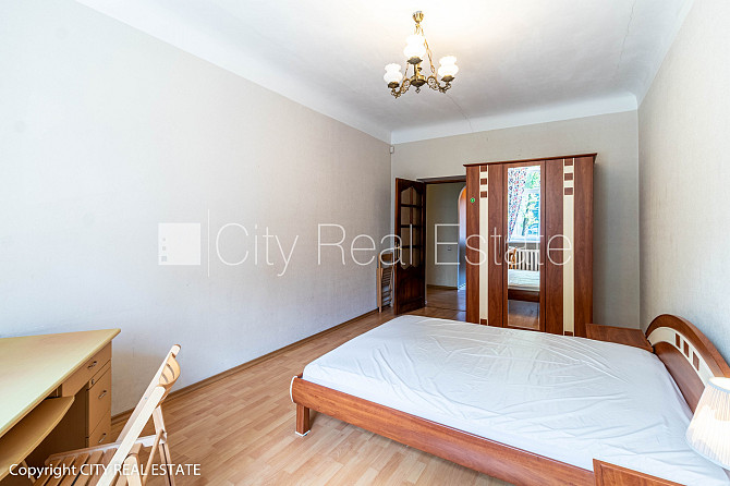 Renovēta māja, ieeja no pagalma, beletāža, kāpņu telpa pēc kosmētiskā remonta, logi Rīga - foto 1