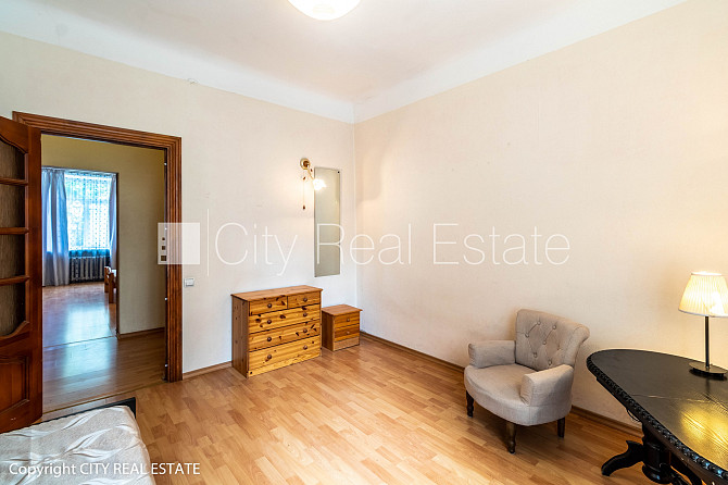 Renovēta māja, ieeja no pagalma, beletāža, kāpņu telpa pēc kosmētiskā remonta, logi Rīga - foto 6