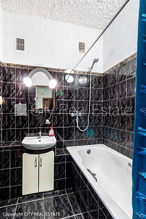 Renovēta māja, ieeja no pagalma, beletāža, kāpņu telpa pēc kosmētiskā remonta, logi Rīga - foto 18