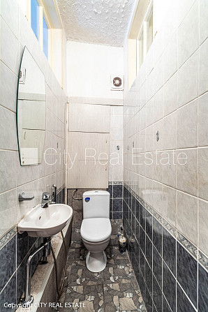 Renovēta māja, ieeja no pagalma, beletāža, kāpņu telpa pēc kosmētiskā remonta, logi Rīga - foto 19