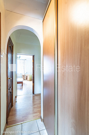 Renovēta māja, ieeja no pagalma, beletāža, kāpņu telpa pēc kosmētiskā remonta, logi Rīga - foto 16