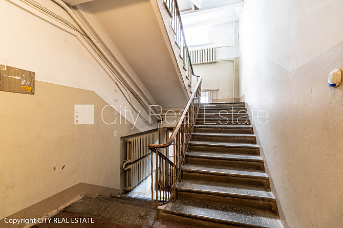 Renovēta māja, ieeja no pagalma, beletāža, kāpņu telpa pēc kosmētiskā remonta, logi Rīga - foto 20