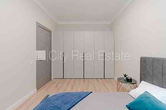 Фасадный дом, реновированный дом, закрытый двор, вход с улицы, лестничная клетка Rīga