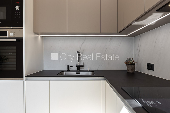 Реновированный дом, закрытый двор, место для машины, лестничная клетка после Рига - изображение 9