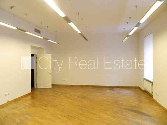 Фасадный дом, вход с улицы, лестничная клетка после косметического ремонта, окна Rīga