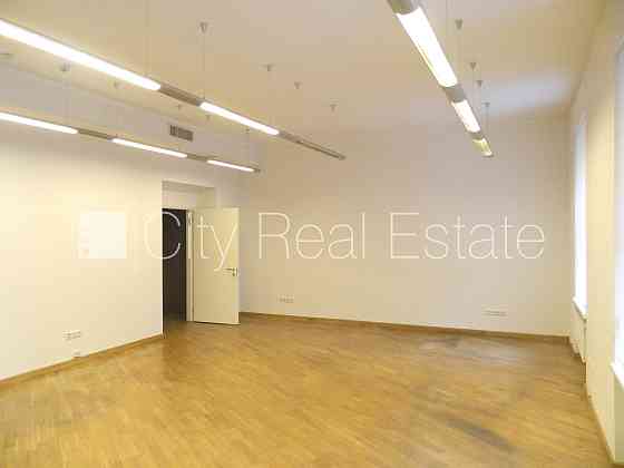 Фасадный дом, вход с улицы, лестничная клетка после косметического ремонта, окна Rīga