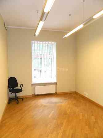 Фасадный дом, вход с улицы, лестничная клетка после косметического ремонта, окна Rīga