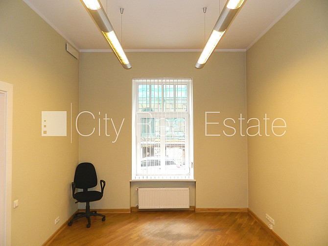 Fasādes māja, ieeja no ielas, kāpņu telpa pēc kosmētiskā remonta, logi vērsti mājas abās Rīga - foto 5