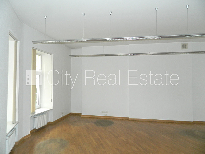 Fasādes māja, ieeja no ielas, kāpņu telpa pēc kosmētiskā remonta, logi vērsti mājas abās Rīga - foto 15