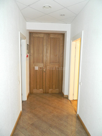 Fasādes māja, ieeja no ielas, kāpņu telpa pēc kosmētiskā remonta, logi vērsti mājas abās Rīga - foto 13