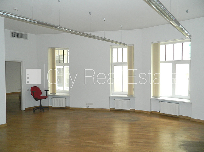 Fasādes māja, ieeja no ielas, kāpņu telpa pēc kosmētiskā remonta, logi vērsti mājas abās Rīga - foto 17