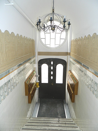 Fasādes māja, ieeja no ielas, kāpņu telpa pēc kosmētiskā remonta, logi vērsti mājas abās Rīga - foto 19