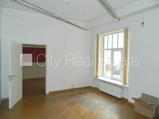 Fasādes māja, ieeja no ielas, kāpņu telpa pēc kosmētiskā remonta, logi vērsti mājas abās Rīga - foto 10