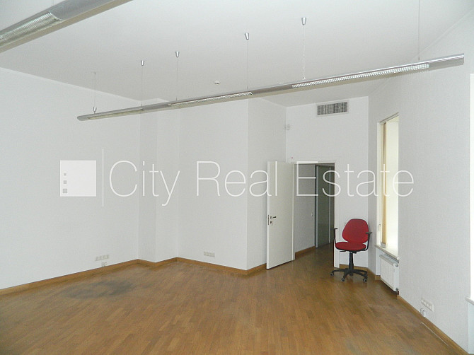 Fasādes māja, ieeja no ielas, kāpņu telpa pēc kosmētiskā remonta, logi vērsti mājas abās Rīga - foto 16