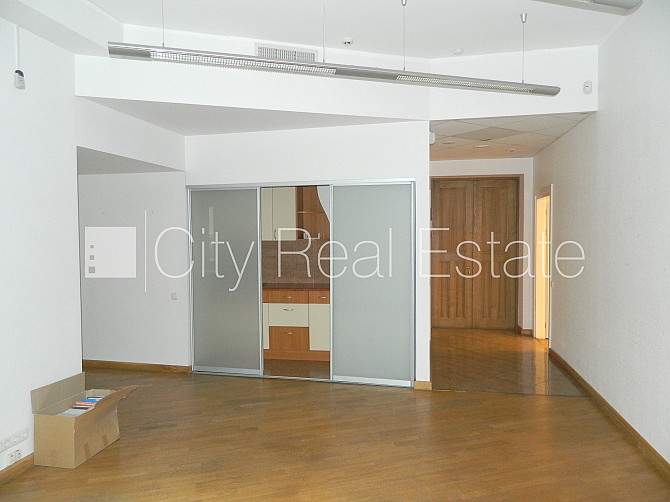 Fasādes māja, ieeja no ielas, kāpņu telpa pēc kosmētiskā remonta, logi vērsti mājas abās Rīga - foto 12