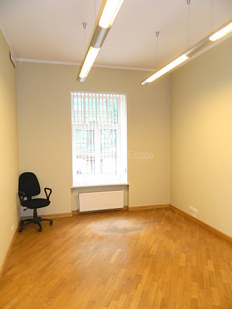 Fasādes māja, ieeja no ielas, kāpņu telpa pēc kosmētiskā remonta, logi vērsti mājas abās Rīga - foto 6