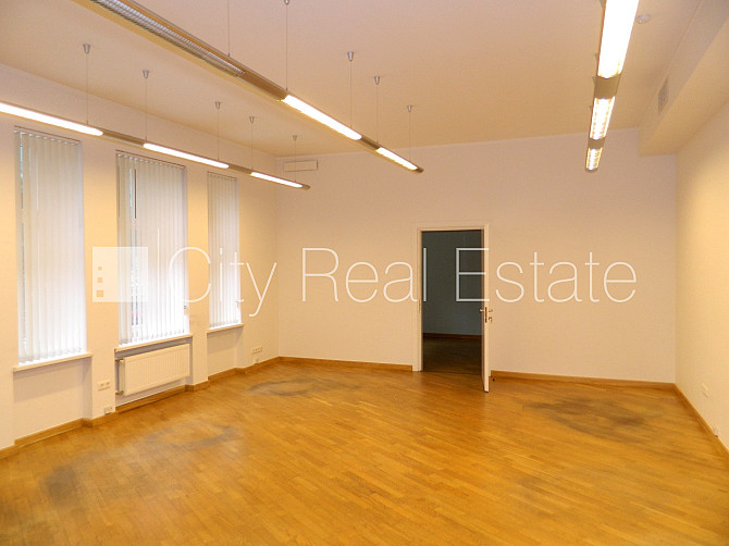 Fasādes māja, ieeja no ielas, kāpņu telpa pēc kosmētiskā remonta, logi vērsti mājas abās Rīga - foto 8