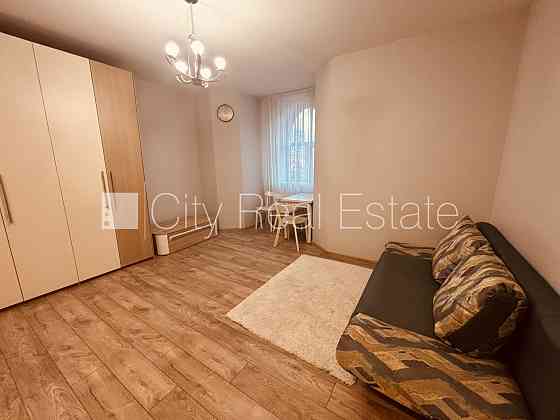 Окна выходят на улицу, широкий вид из окна, в доме новая електроинсталяция, в доме Рига