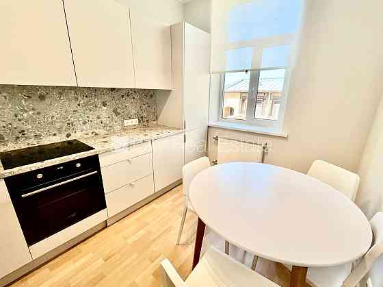 Фасадный дом, реновированный дом, благоустроенная озеленённая территория, вход с Рига