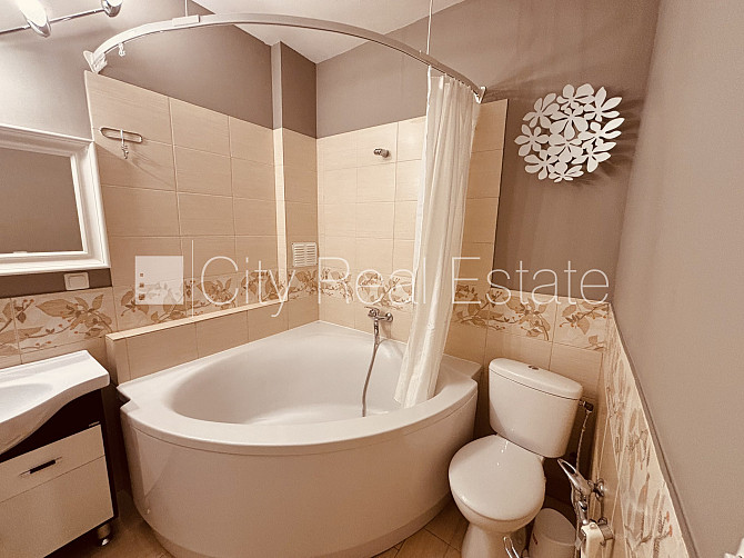 Фасадный дом, реновированный дом, возможность аренды парковки, вход с улицы, Рига - изображение 12