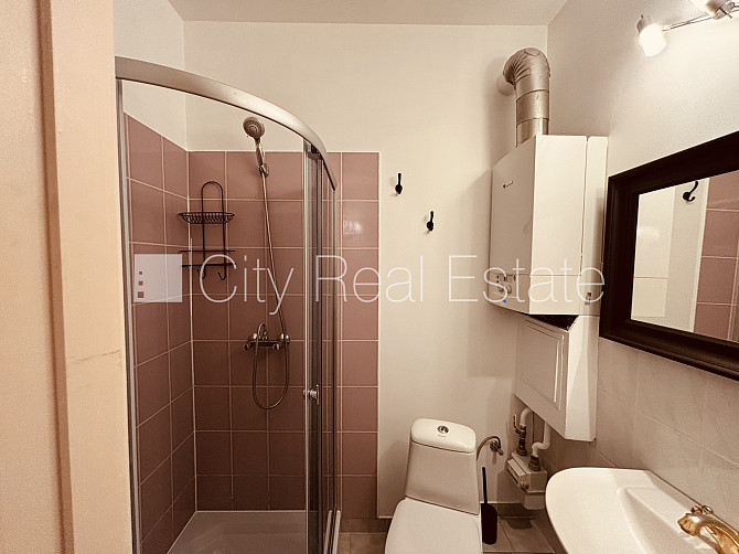 Фасадный дом, реновированный дом, возможность аренды парковки, вход с улицы, Рига - изображение 19