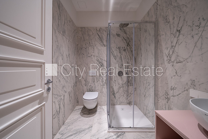 Фасадный дом, реновированный дом, благоустроенный озеленённый двор, вход с улицы, Рига - изображение 8