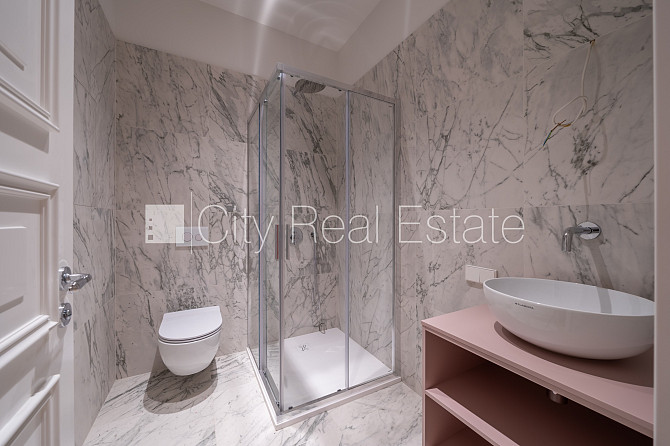 Фасадный дом, реновированный дом, благоустроенный озеленённый двор, вход с улицы, Рига - изображение 9