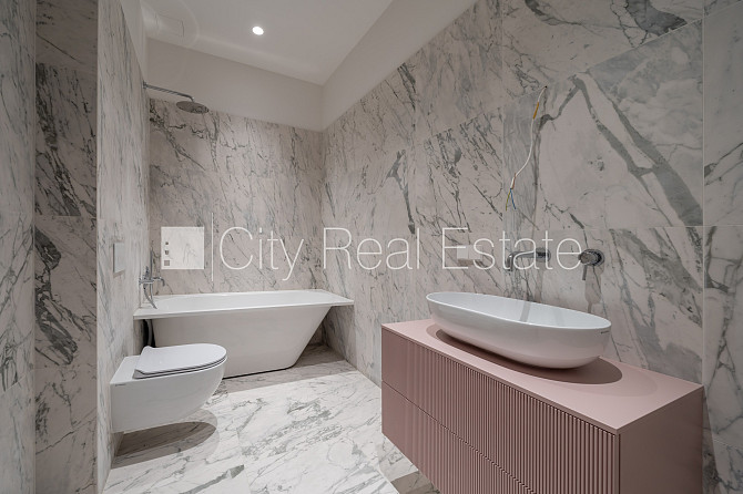 Фасадный дом, реновированный дом, благоустроенный озеленённый двор, вход с улицы, Рига - изображение 17