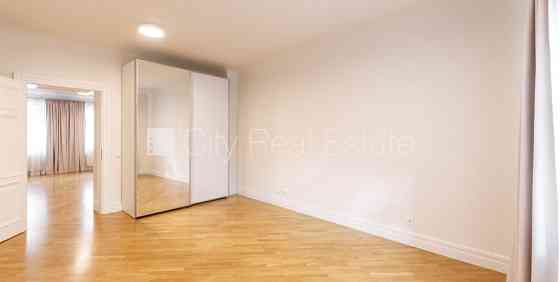 Фасадный дом, реновированный дом, благоустроенный озеленённый двор, закрытый Рига