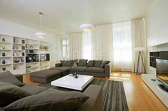 Здание во дворе, реновированный дом, вход со двора, лифт, окна выходят в обе Рига